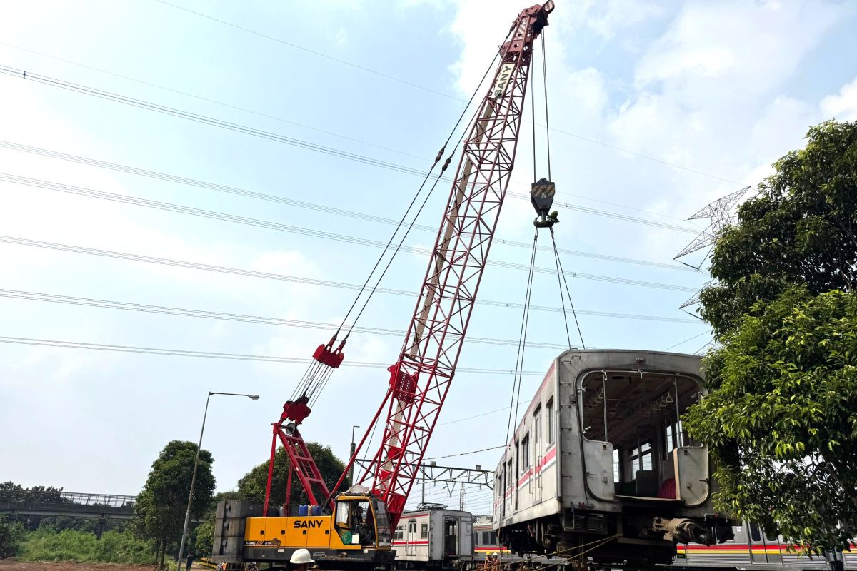 KAI Logistik kelola pemindahan 55 unit KRL yang sudah tak beroperasi