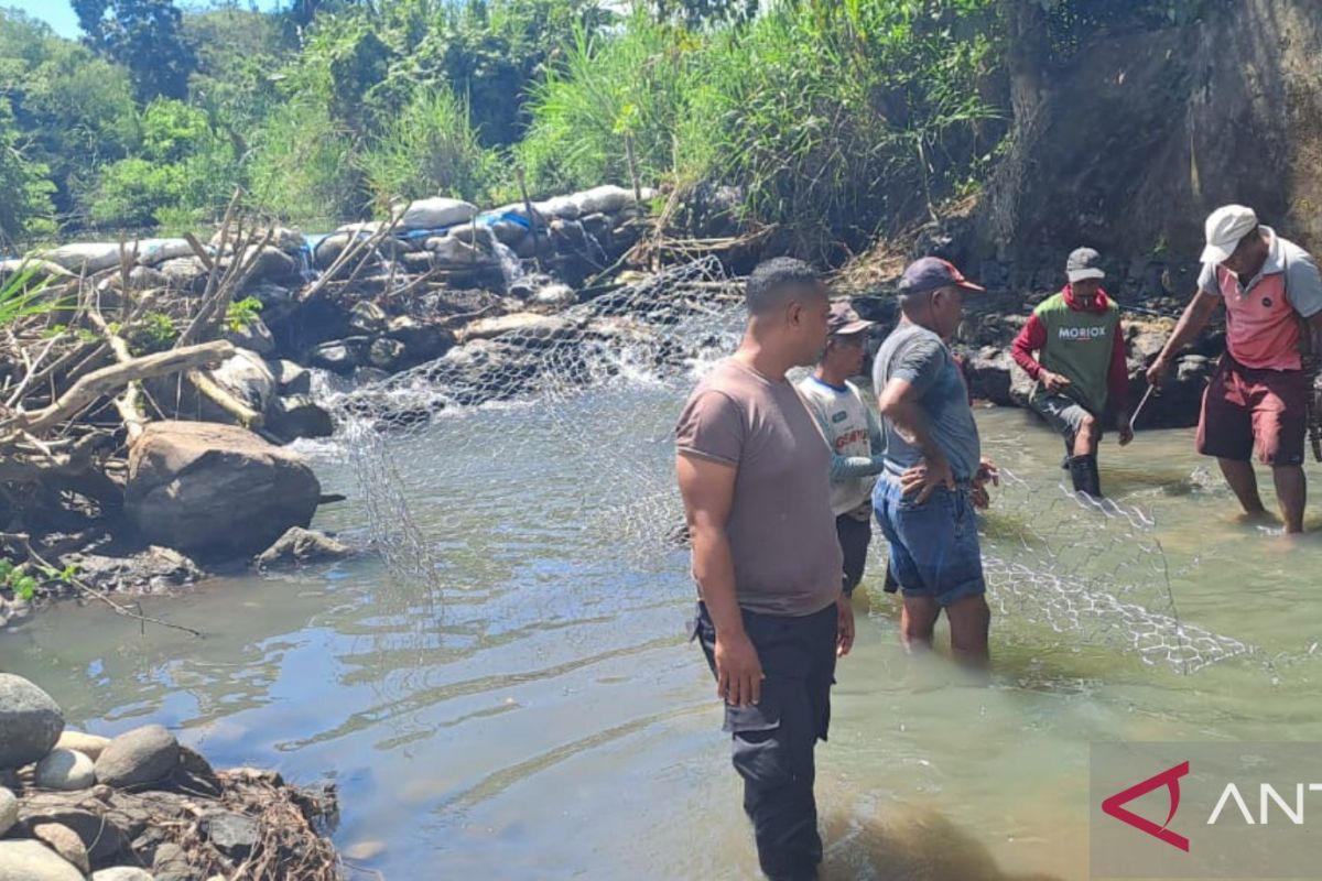 TNI-Polri di Mabar memperbaiki saluran bendungan yang rusak akibat banjir