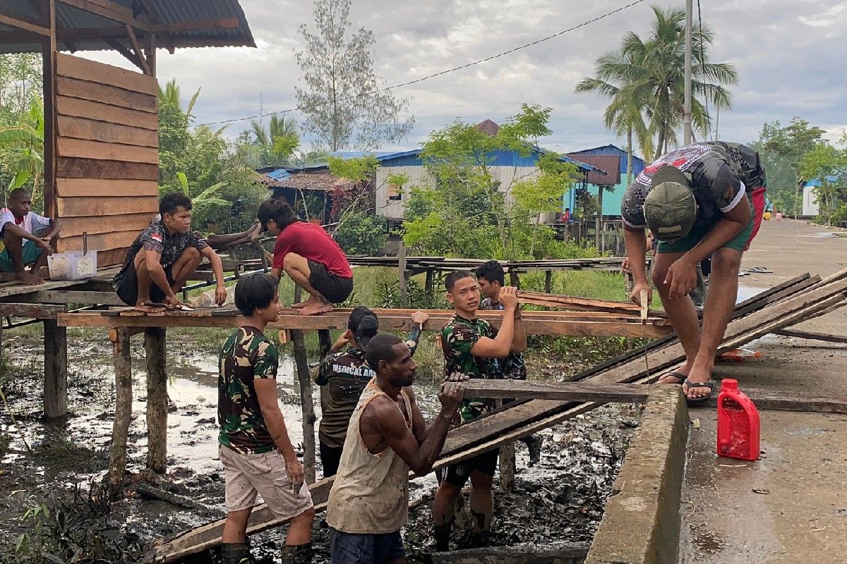 Prajurit TNI bangun rumah warga di Distrik Fayit, Asmat