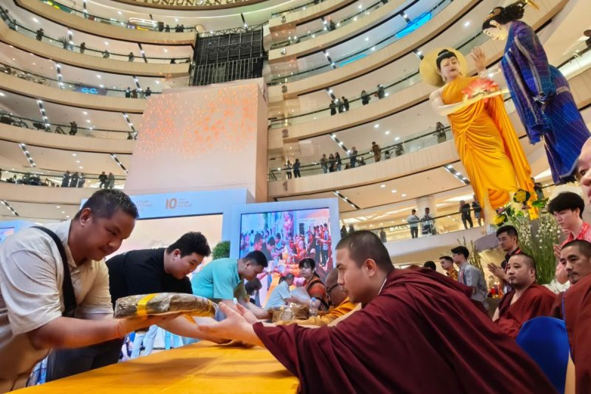 YBAI himpun Rp708 juta untuk bhikkhu dalam Sanghadana Waisak Surabaya