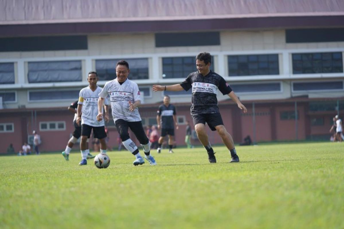Wali Kota Pontianak ikut unjuk kepiawaian bermain sepak bola di kegiatan APEKSI