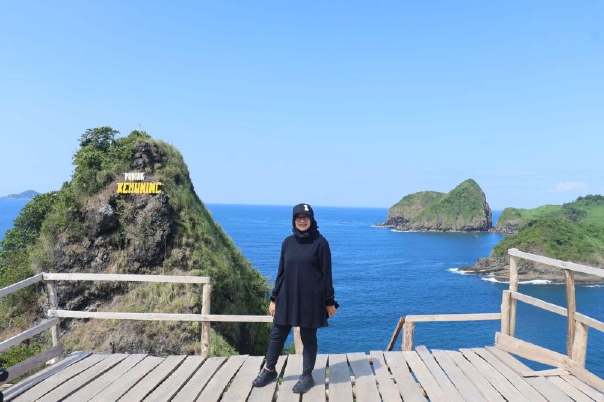 Bupati Ipuk Fiestiandani kenalkan wisata baru Pulau Bedil Banyuwangi
