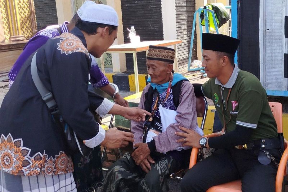 PPIH Surabaya beri penanganan medis calon haji alami gejala demensia