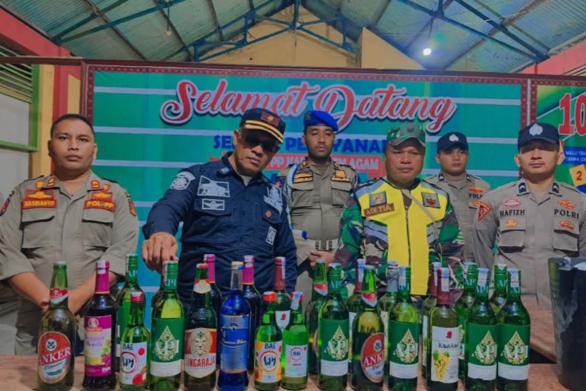 Satpol PP Damkar Agam sita puluhan botol miras dan tuak