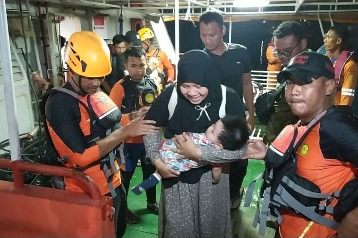 Tim gabungan evakuasi sejumlah wisatawan dari kapal mati mesin di perairan Semujur