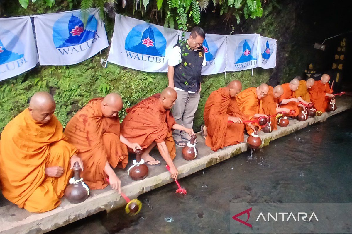 Para biksu ambil air berkah di Jumprit untuk Waisak di Borobudur
