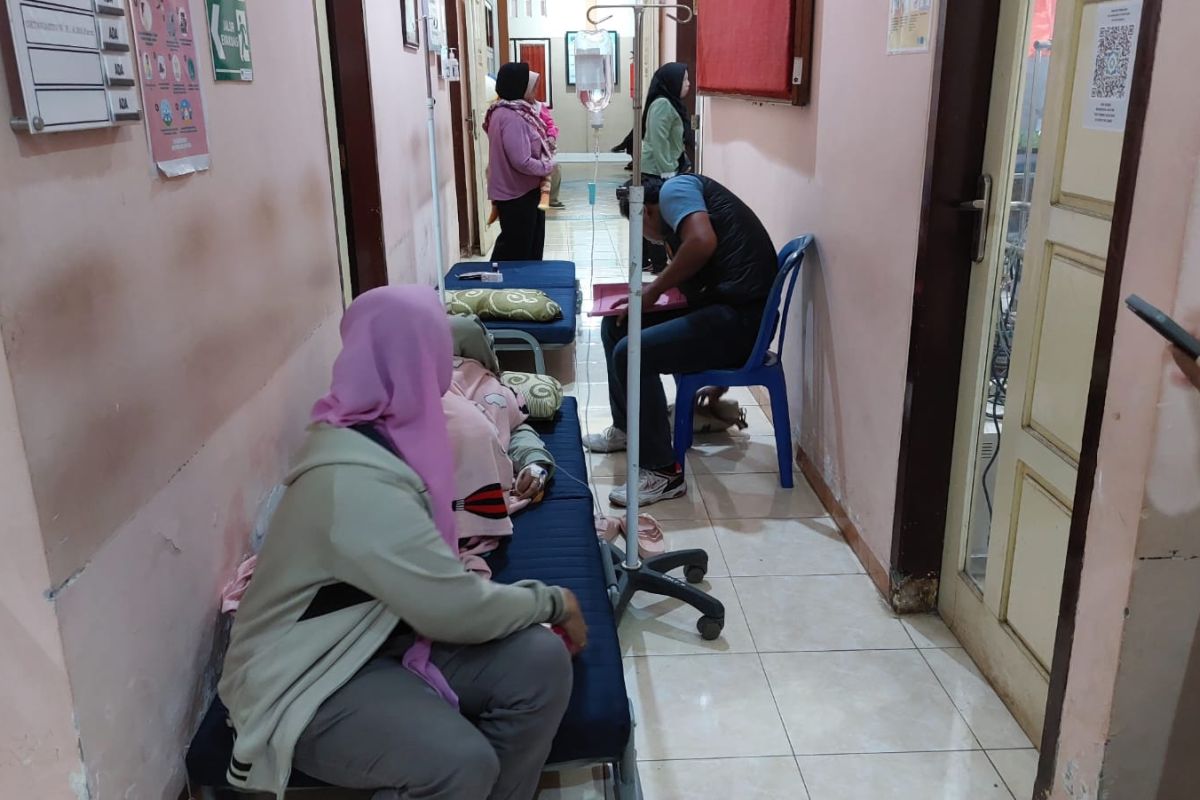 Usai senam pagi dan terima bingkisan makanan, puluhan lansia keracunan