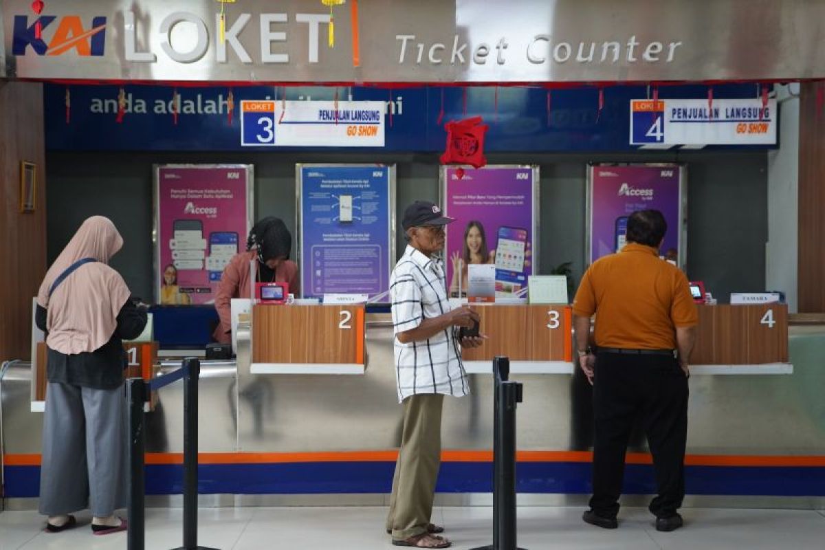 Penumpang padati Stasiun Kediri saat libur panjang Waisak