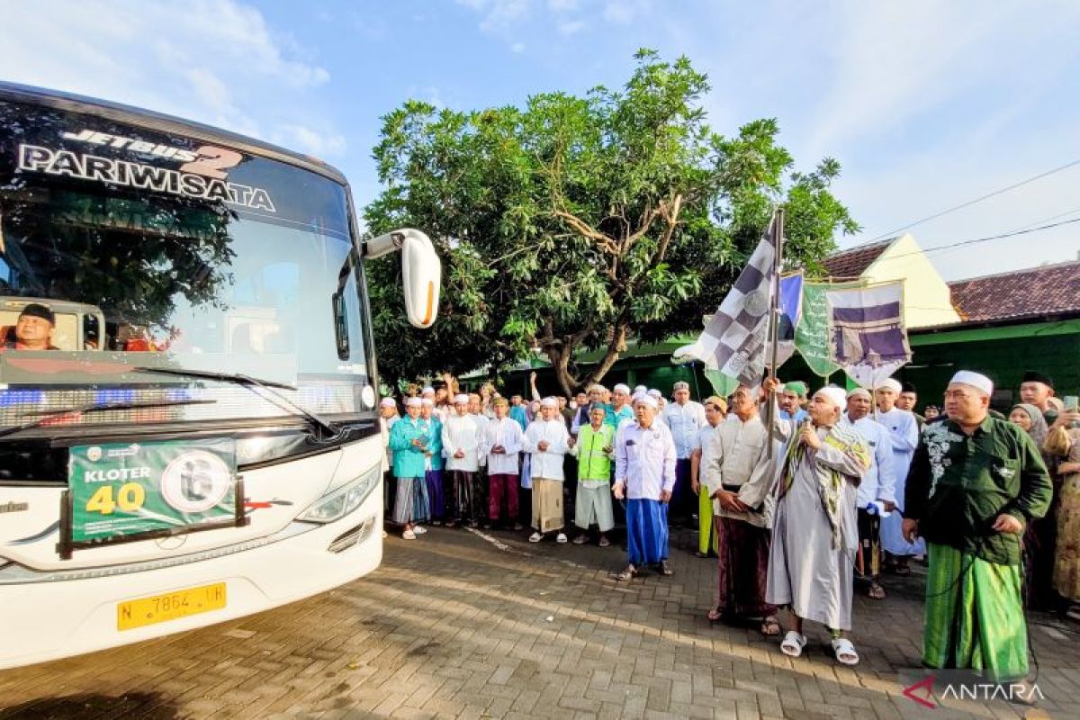 Jamaah calon haji Situbondo diberangkatkan ke Asrama Haji Sukolilo