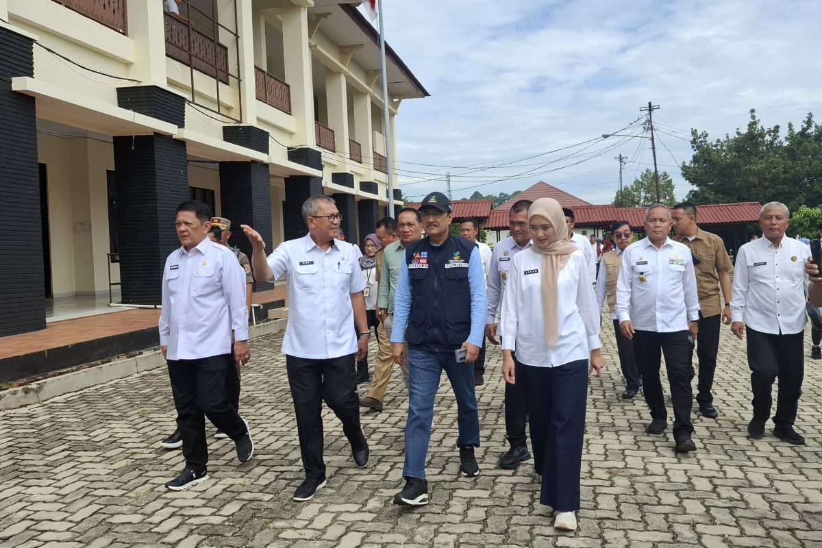 Minister announces temporary site for tuition-free Lampung school