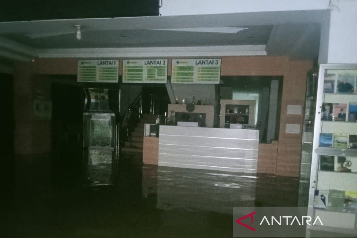 Perpustakaan Kaltim tergenang banjir, koleksi literatur diamankan