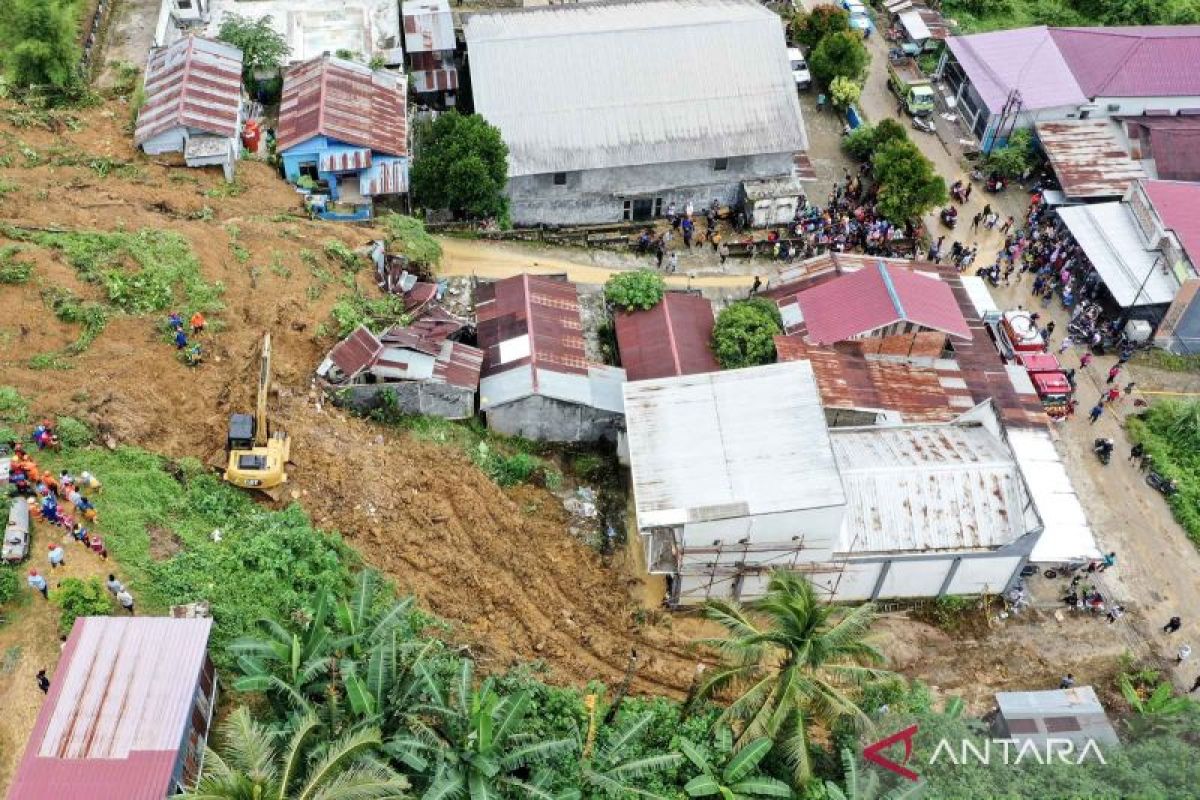 SAR Samarinda temukan korban longsor  dua selamat dan dua meninggal