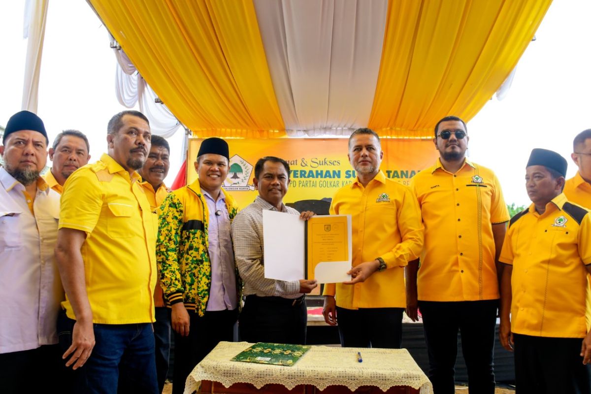 Disaksikan Ijeck, DAMBAAN serahkan surat tanah bangun kantor Golkar