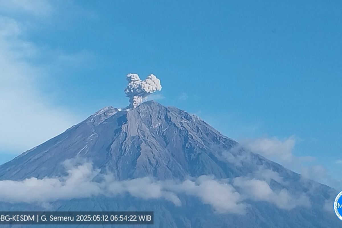 Semeru erupsi disertai letusan setinggi 700 meter di atas puncak