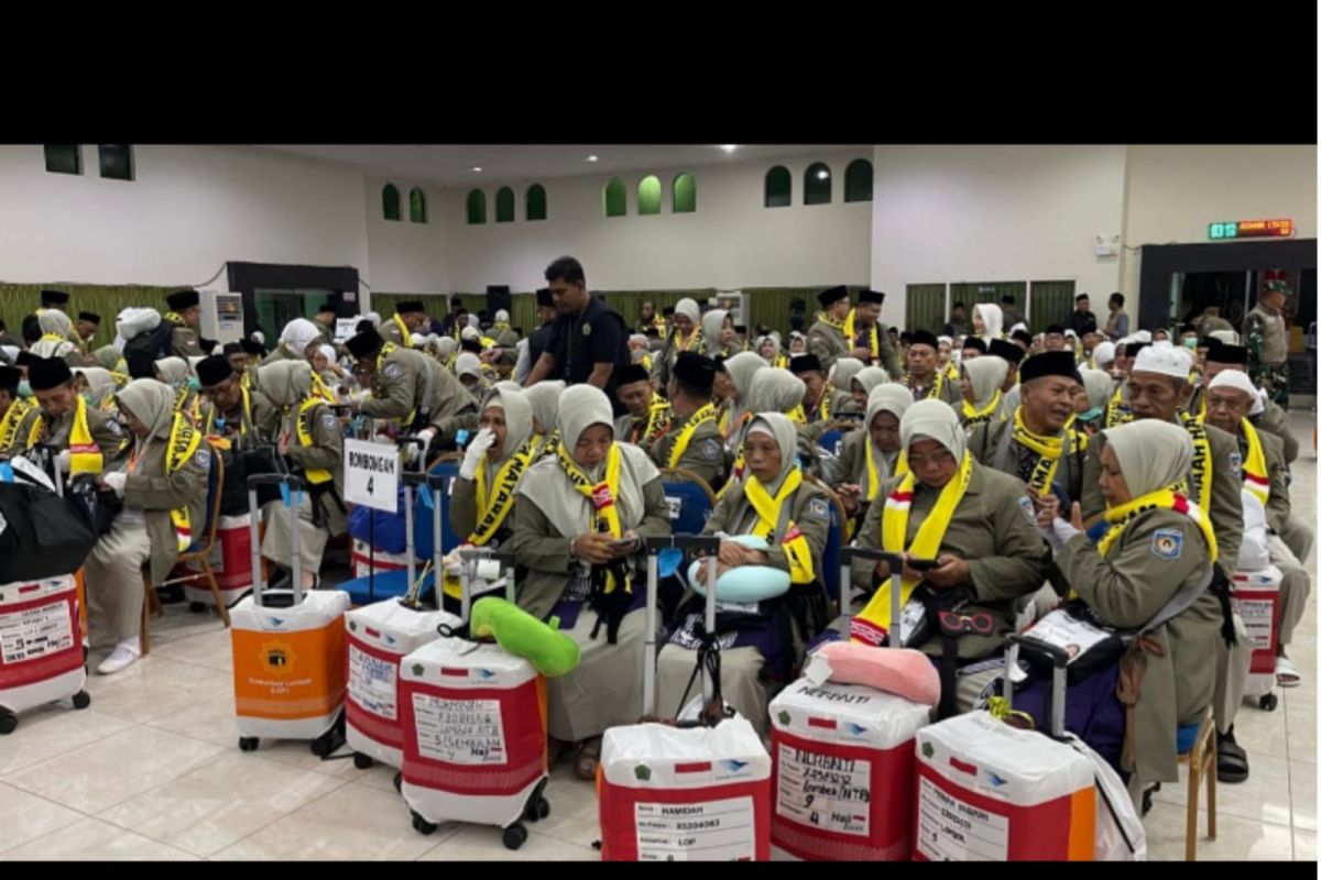 Sebanyak 305 calon haji asal Mataram berangkat ke Tanah Suci