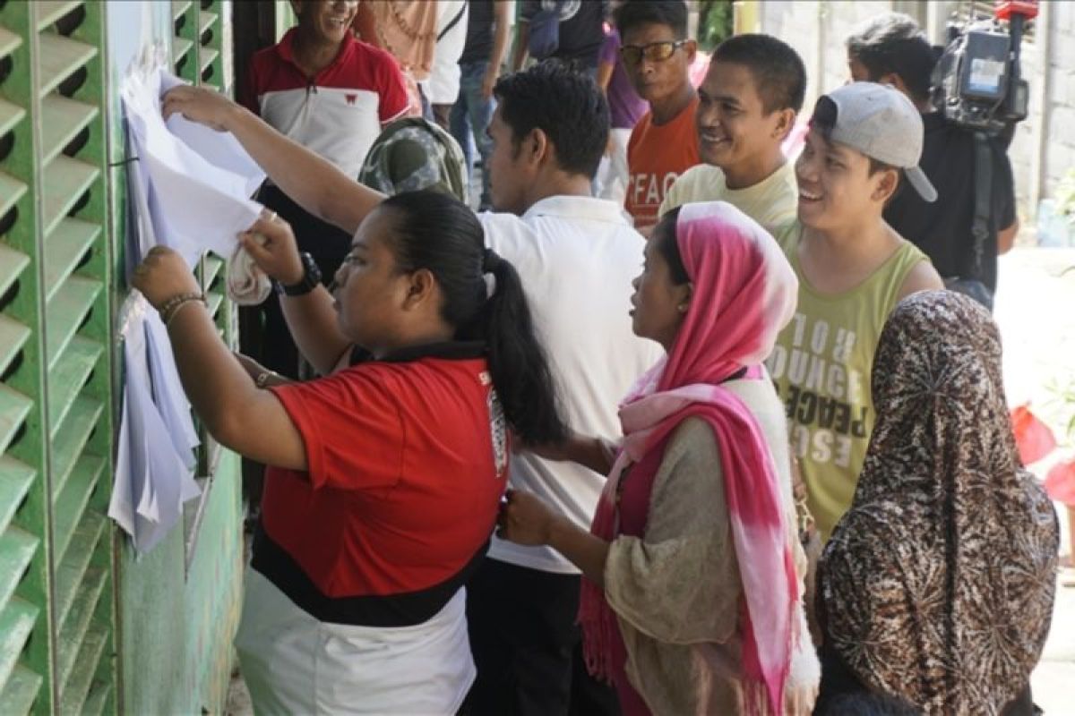 Jutaan warga Filipina beri suara pada pemilu paruh waktu yang krusial