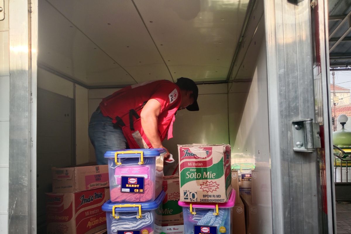 PMI Jakbar salurkan bantuan bagi korban angin puting beliung di Kamal