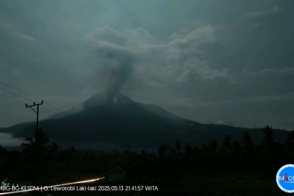 Gunung Lewotobi Laki-Laki erupsi sekali pada Selasa malam