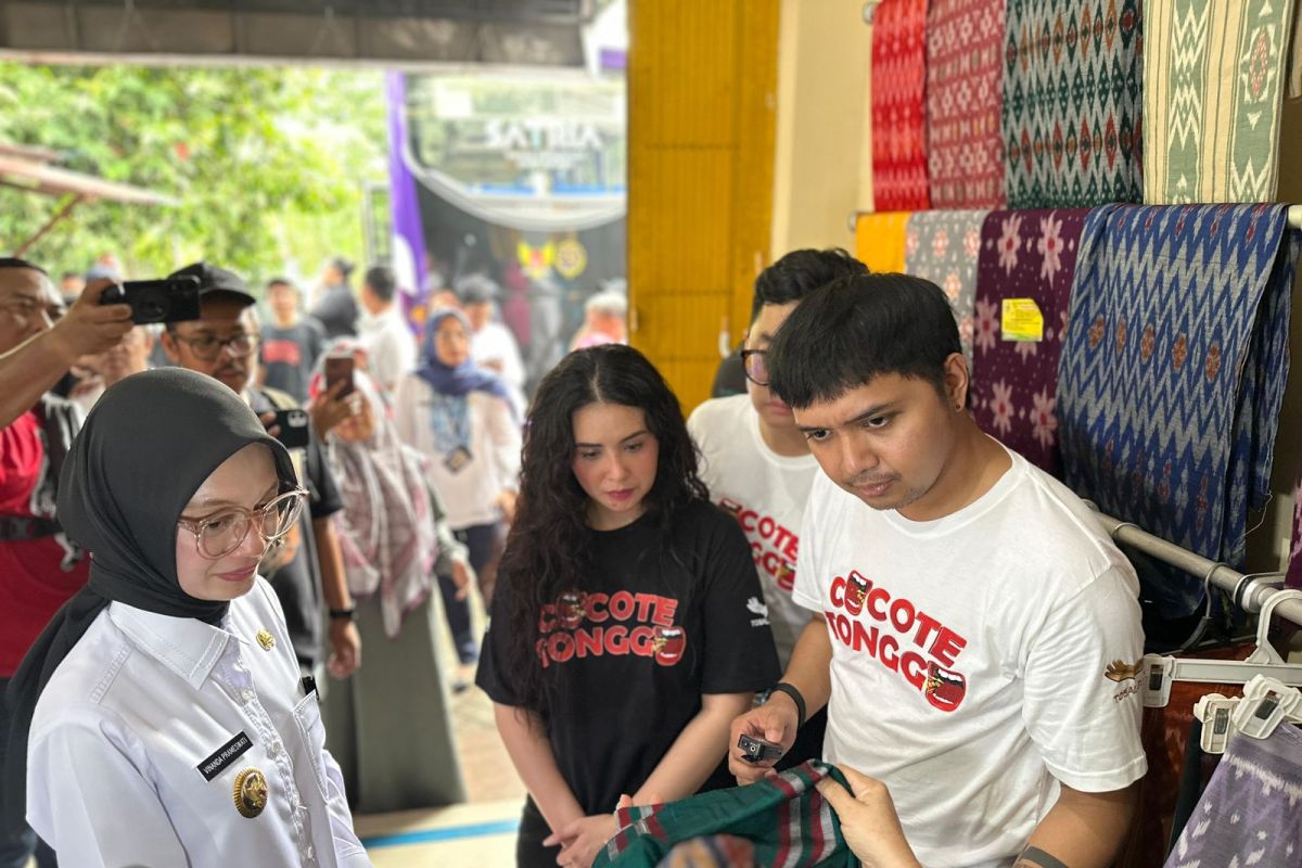 Artis pemeran film 'Cocote Tonggo' kunjungi sentra tenun khas Kediri
