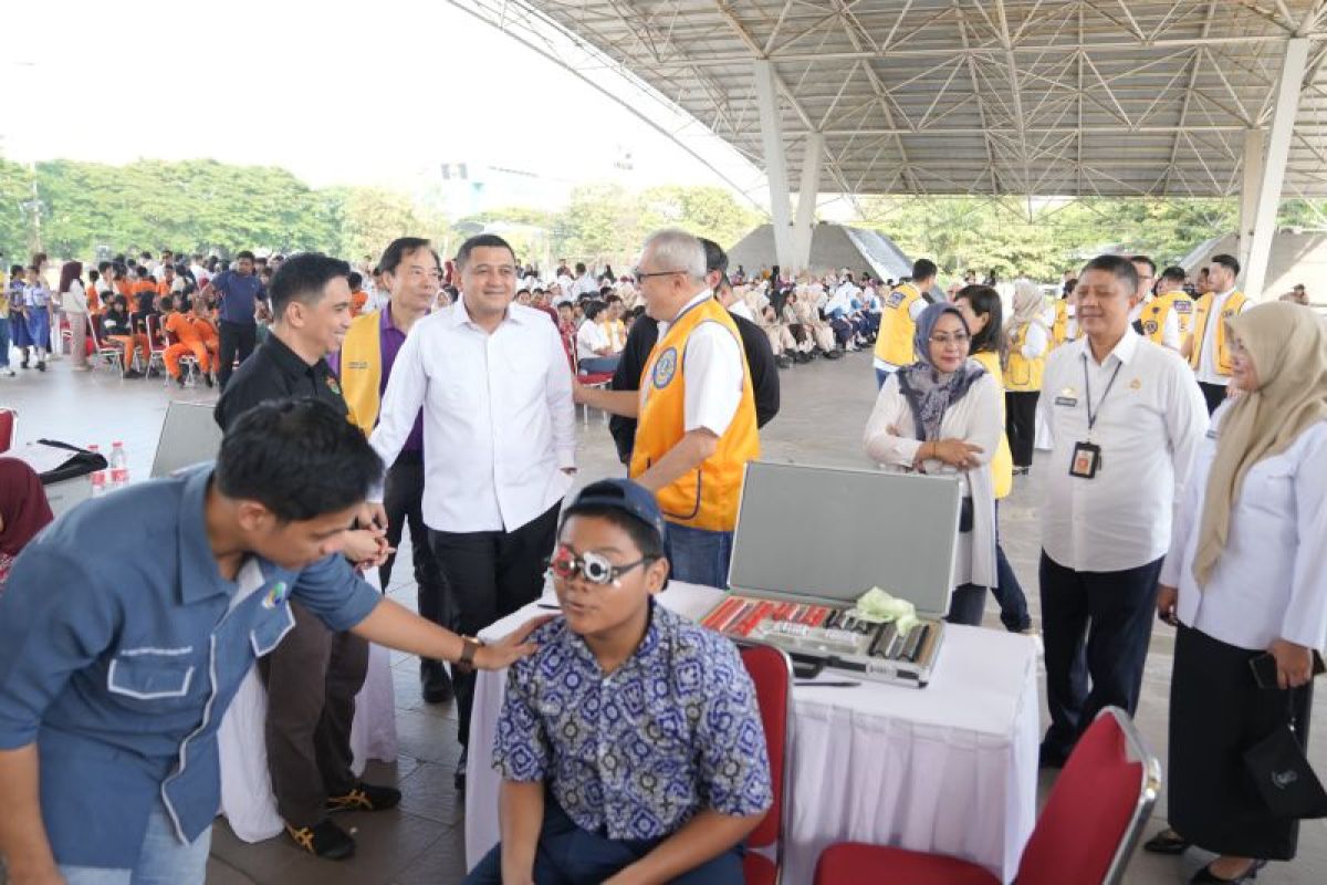 Pemkot Makassar salurkan 20.000 kacamata gratis kepada siswa SD - SMP