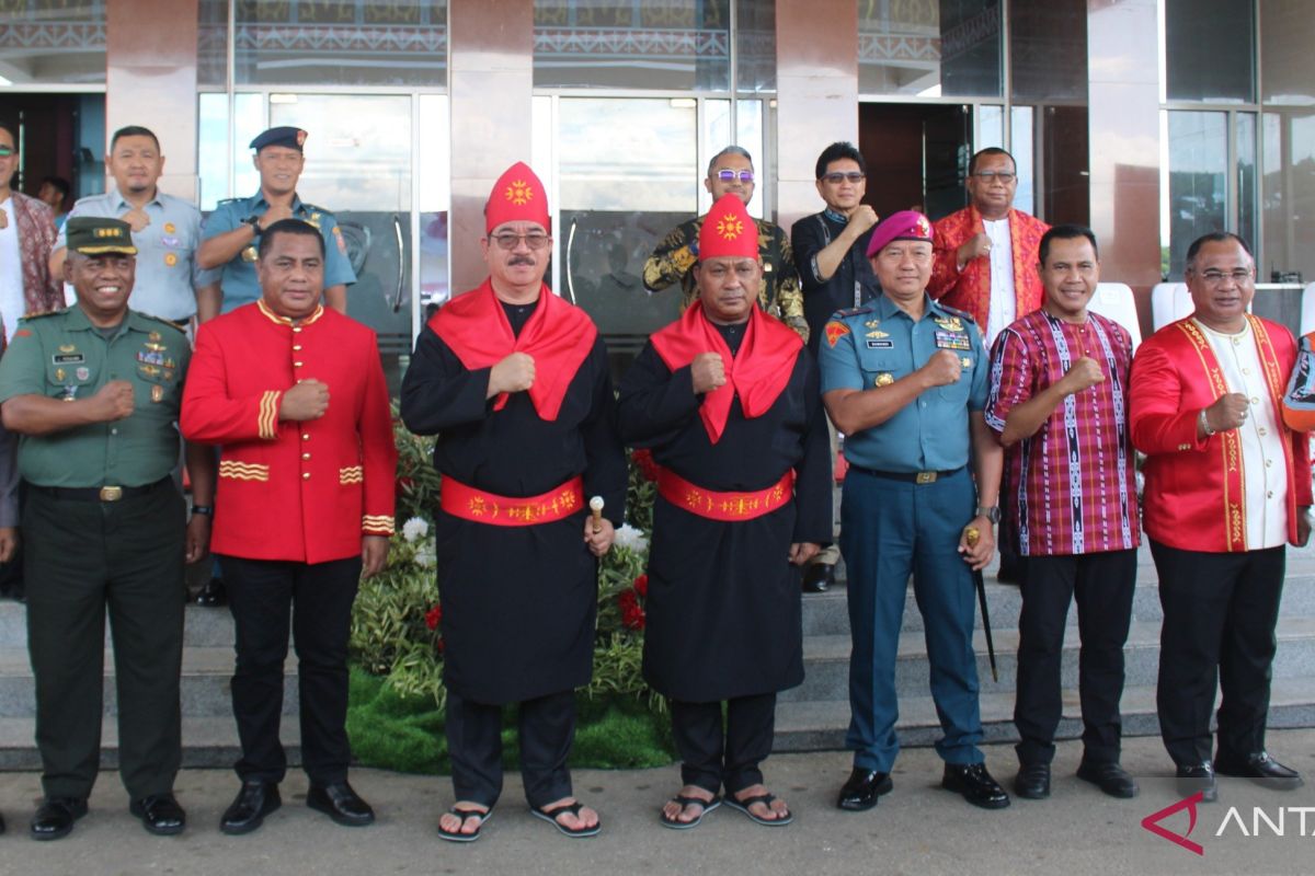 Majelis Latupati kukuhkan gelar adat pada gubernur dan wagub Maluku