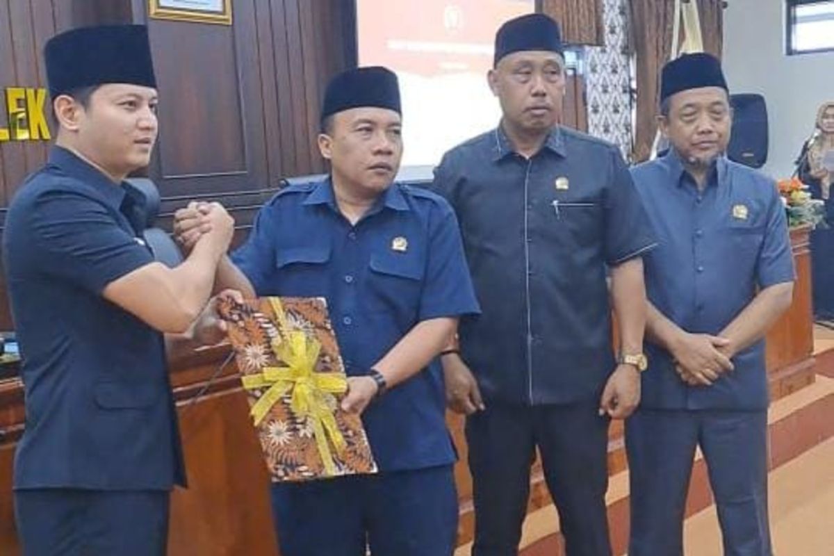Bupati Trenggalek serahkan nota usulan Ranperda penataan PD ke DPRD