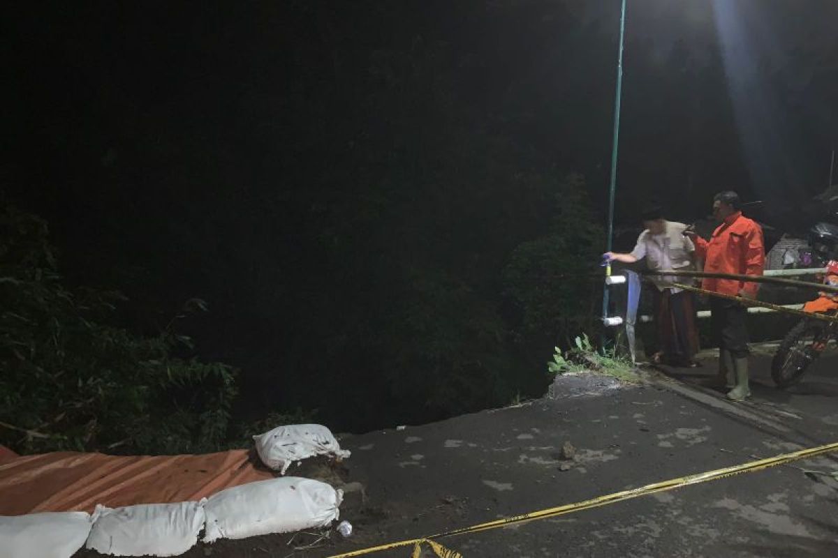 Akses jalan antardesa di Tulungagung ditutup karena longsor