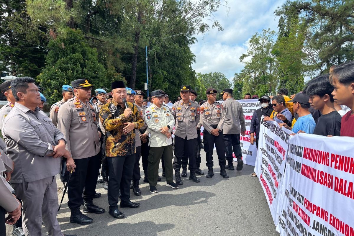 Ketua DPRD temui ratusan massa terkait kasus UMKM 