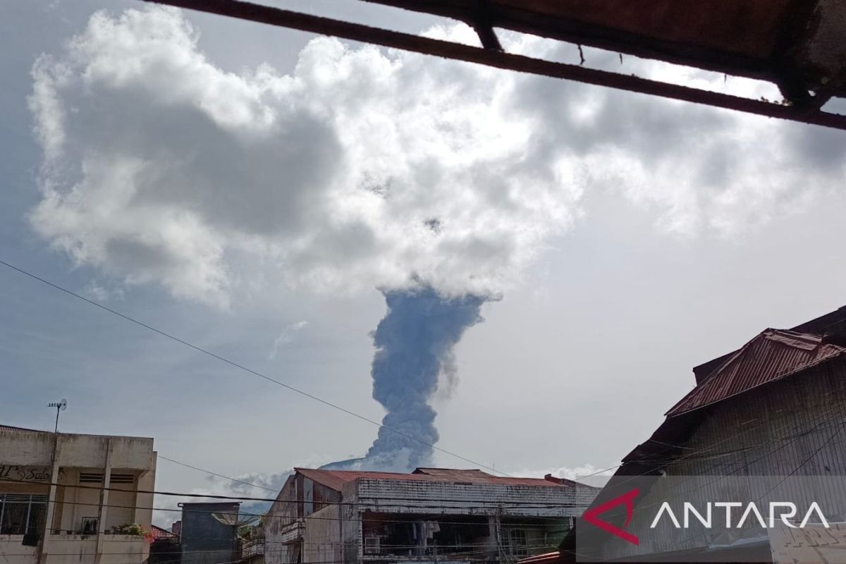 Gunung Marapi, Sumbar meletus Rabu pagi, lontarkan abu setinggi 1.600 meter