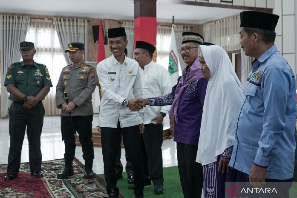Yulian Efi Lepas Keberangkatan 35 Jemaah Calon Haji Solok Selatan