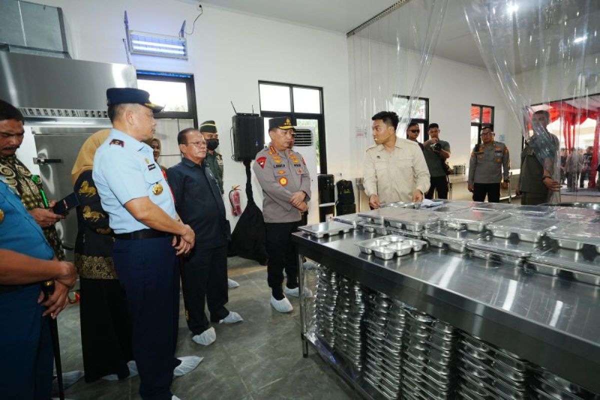 Kapolri tinjau dapur SPPG Polda Sulsel untuk dukung MBG