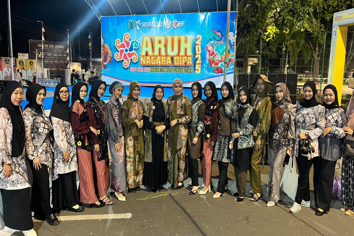 Ketua TP PKK HSU apresiasi busana rancangan SMK Negeri 2 Amuntai