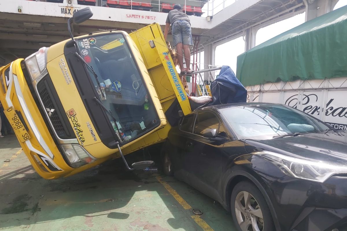 Ombak besar Selat Bali sebabkan truk dalam kapal terguling