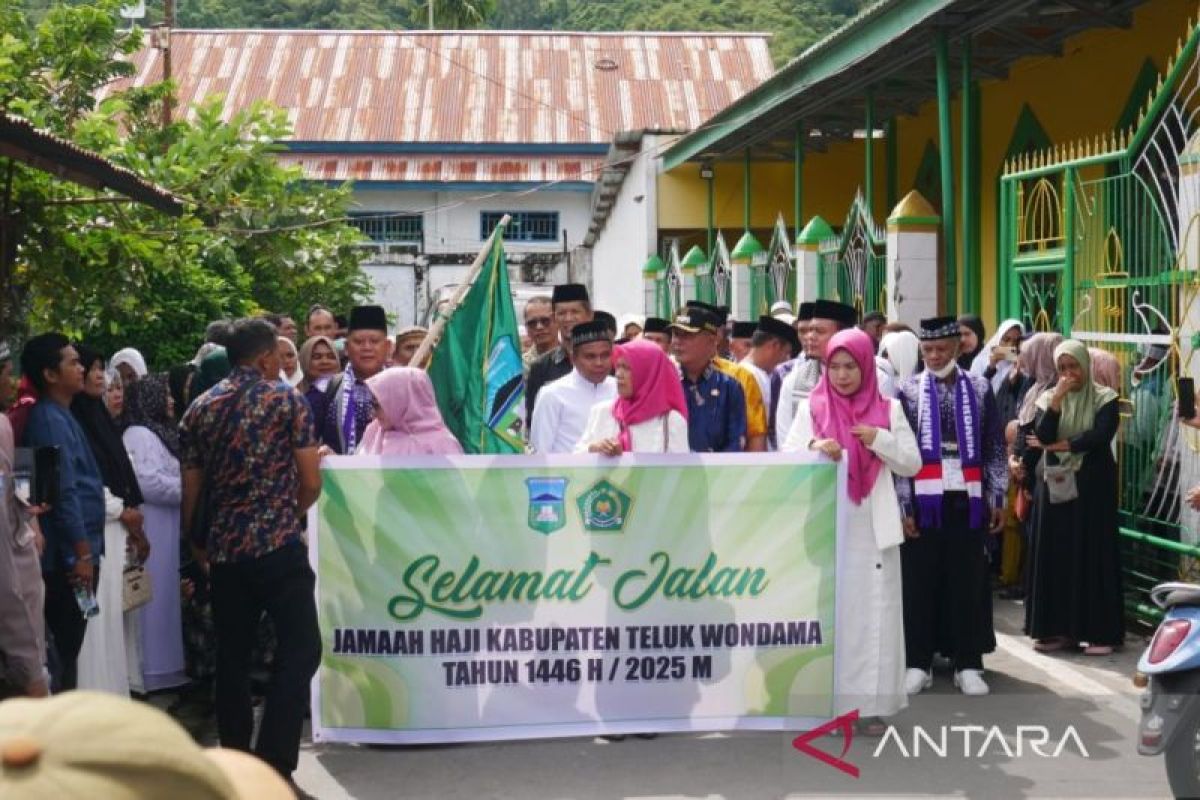 Alex Marani lepas keberangkatan 18 calon haji asal Teluk Wondama