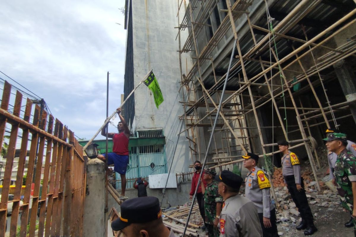 Petugas gabungan kembali copot atribut ormas