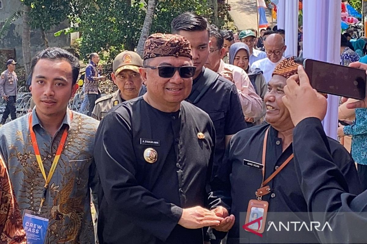 Bupati Garut pastikan anak korban ledakan amunisi dapat bantuan sampai kuliah