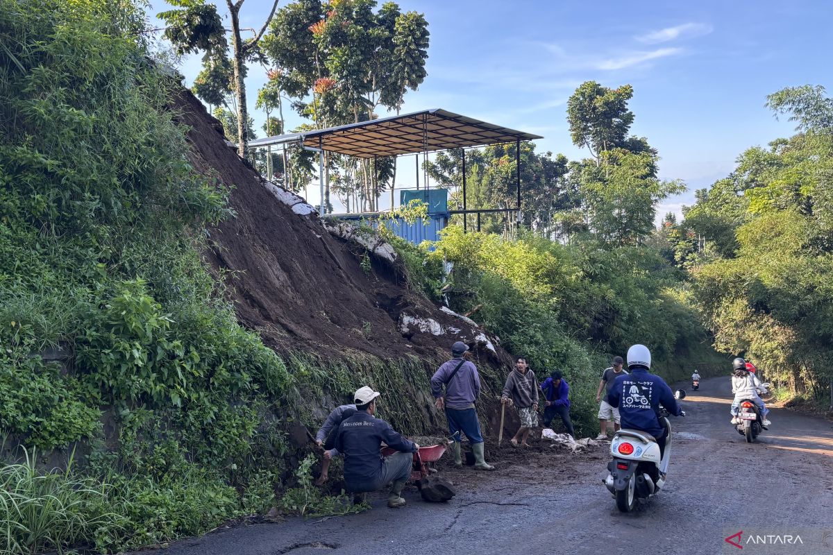 Hujan deras picu longsor di Bandung Barat, empat desa terdampak