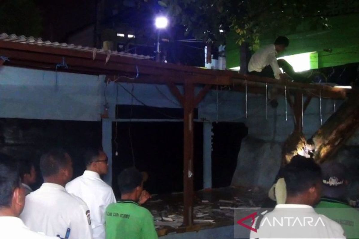 Personel gabungan bongkar posko ormas di Pasar Induk Kramat Jati