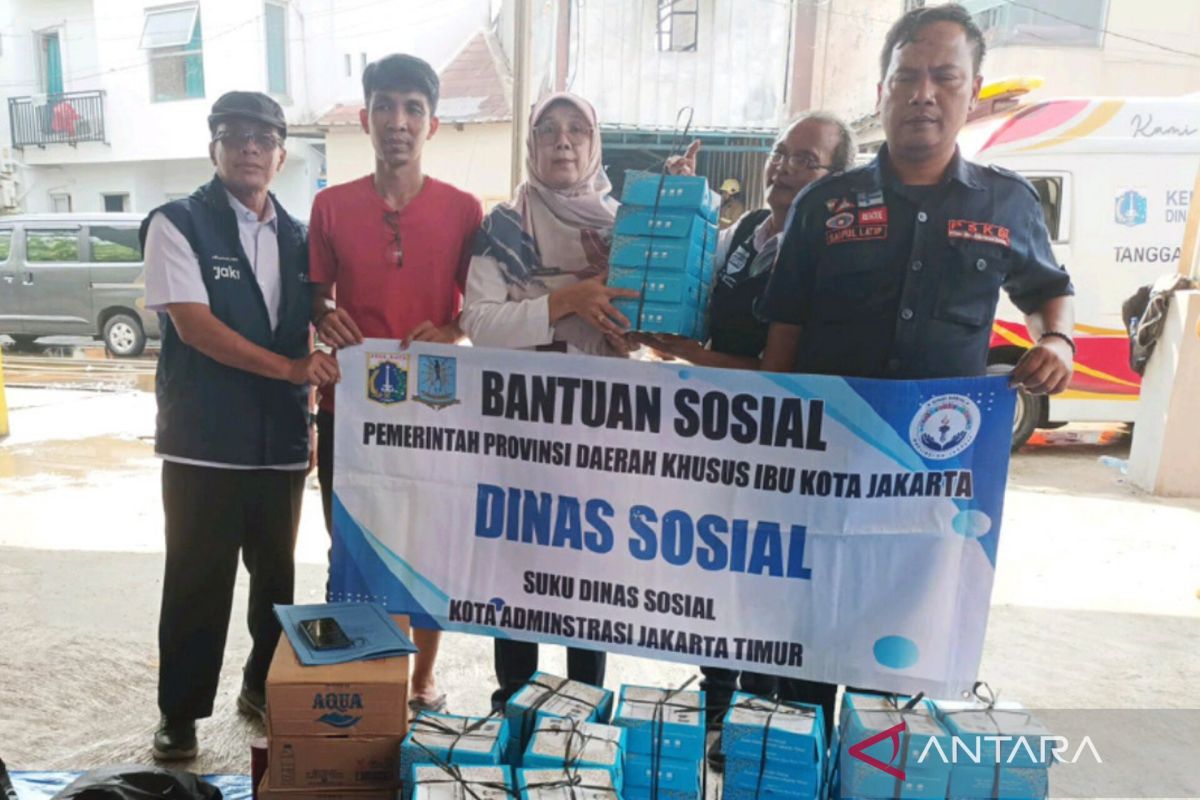 Sudinsos dan PMI Jaktim bantu korban kebakaran di Pulogadung
