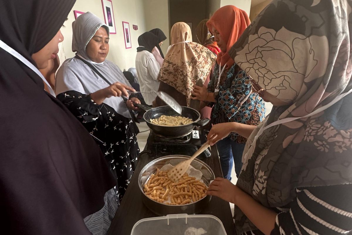 Puluhan warga di Mataram dilatih buat kue kering