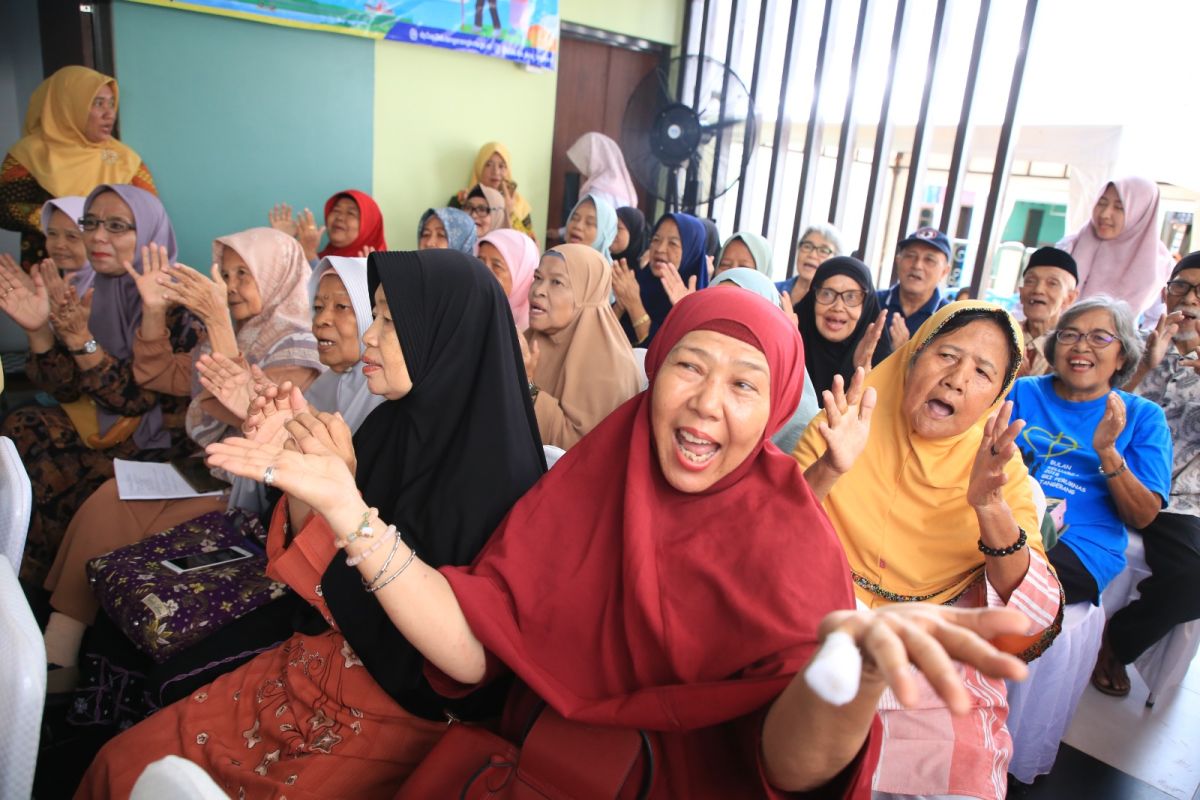 390 warga ikuti program sekolah lansia di Kota Tangerang