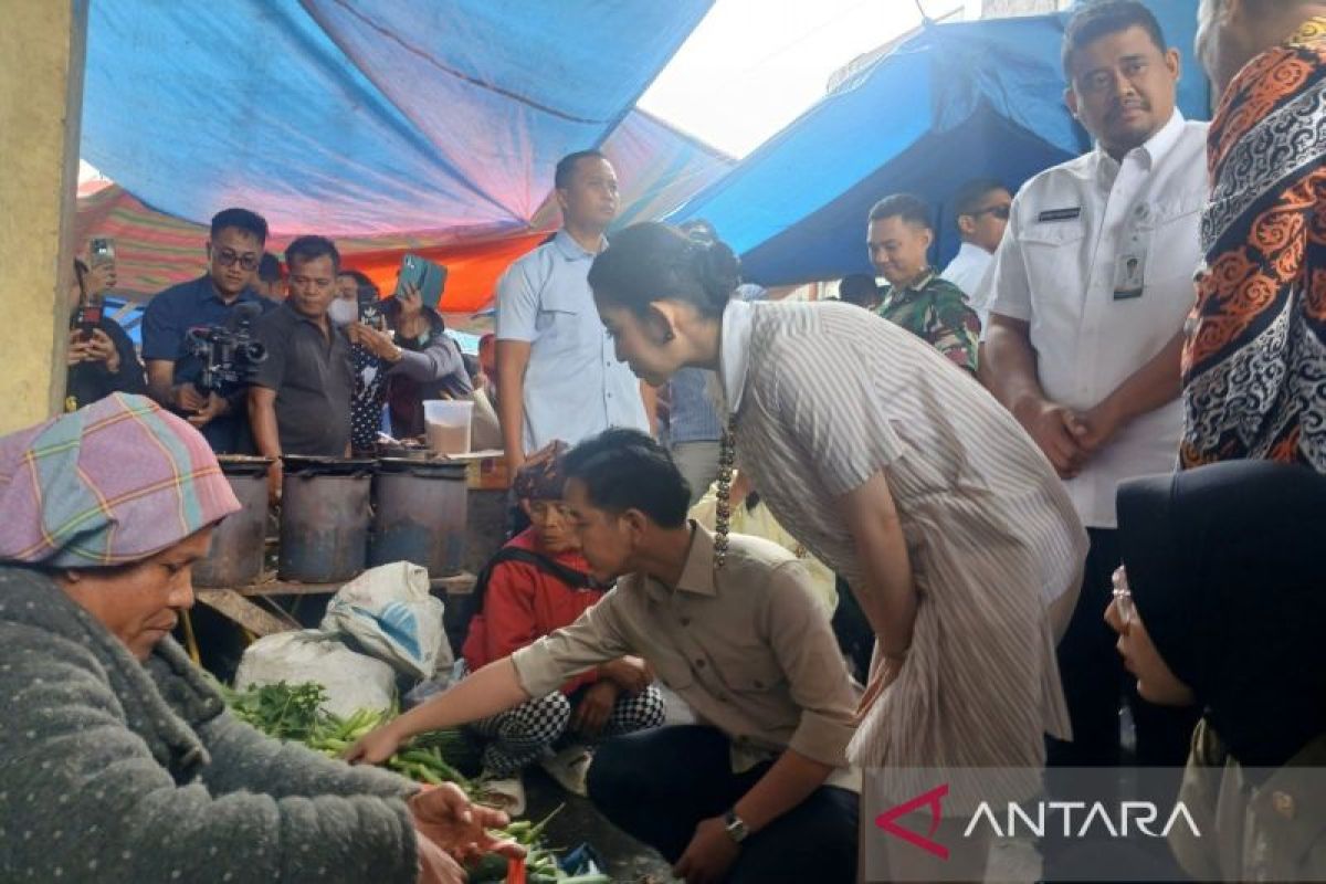Wapres Gibran membeli sayuran di Pasar Rakyat Dolok Sanggul