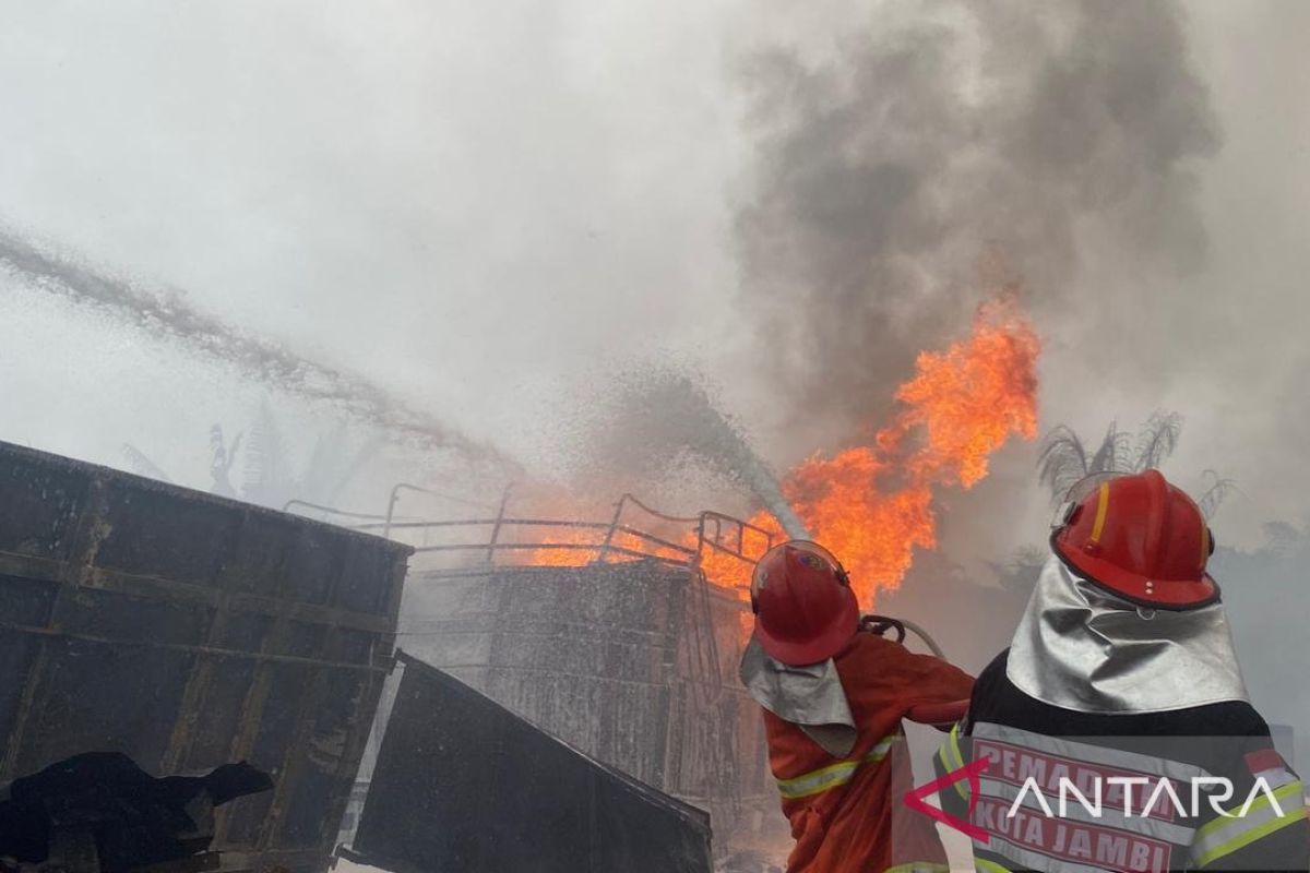 Damkar Kota Jambi  kerahkan 70 personel padamkan kebakaran gudang BBM