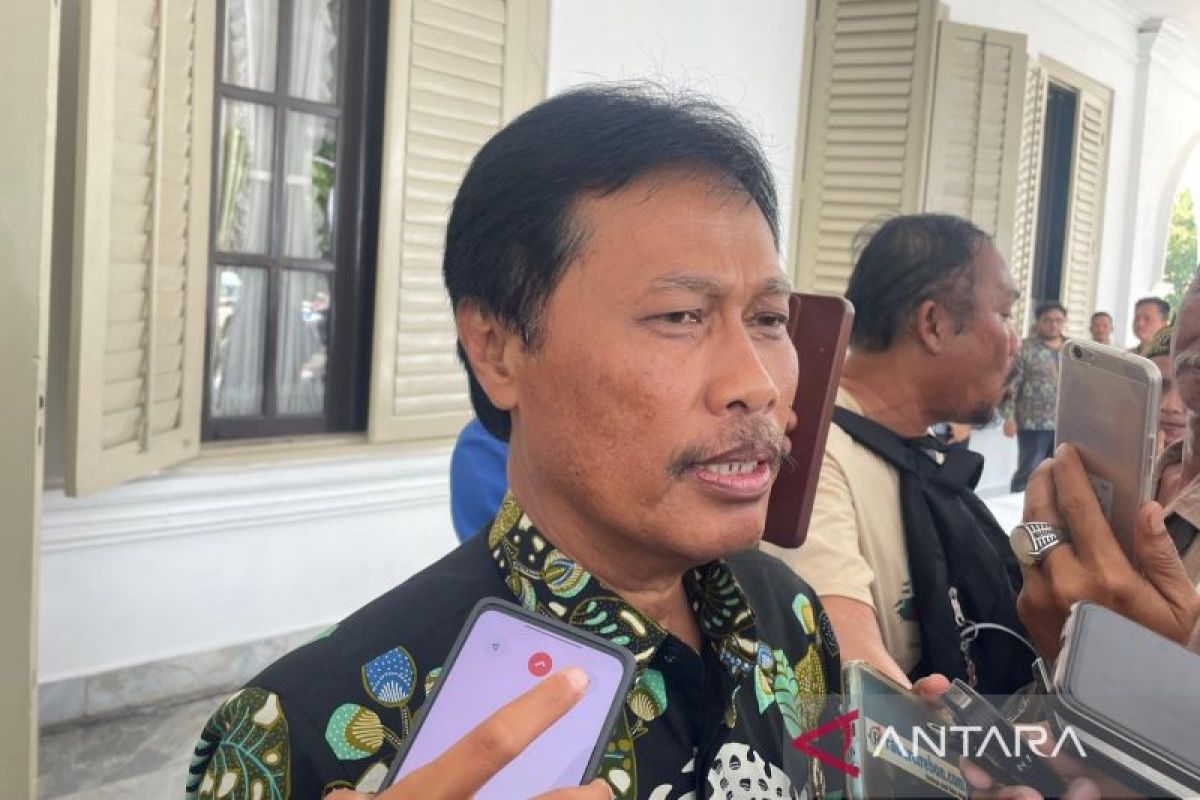 Petugas mempersiapkan alat mitigasi bencana alam di Cirebon