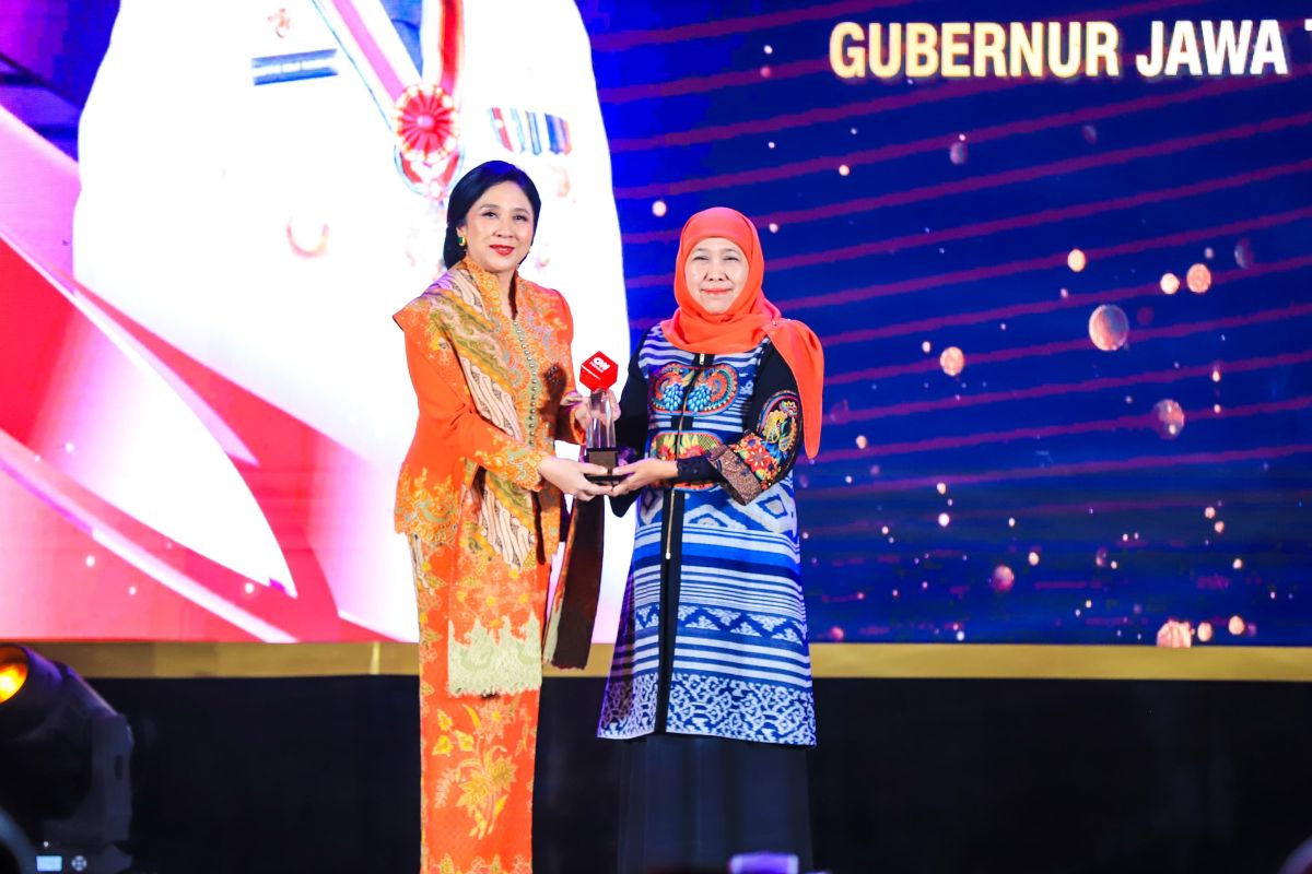 Khofifah terima penghargaan Leading Women Awards 2025