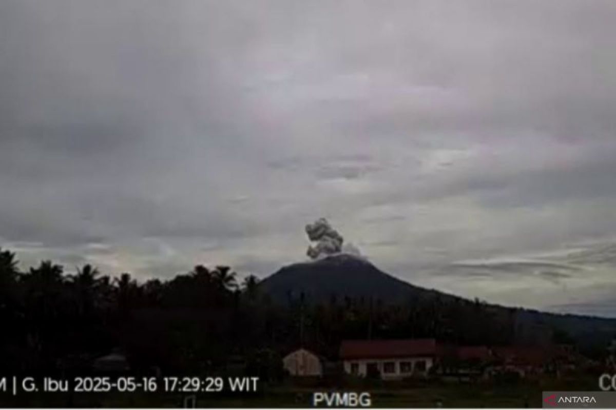 Gunung Ibu lima kali berturut-turut erupsi sepanjang Jumat