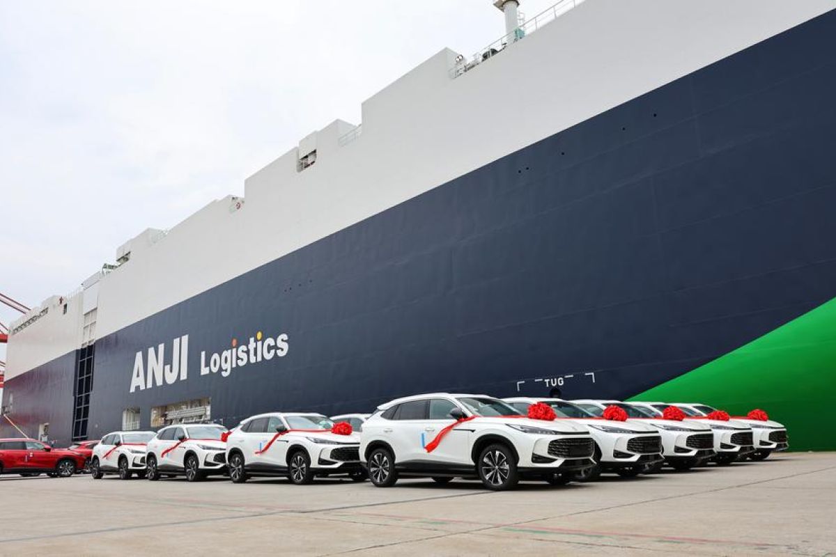 Kapal pengangkut mobil terbesar di dunia mulai pelayaran perdana