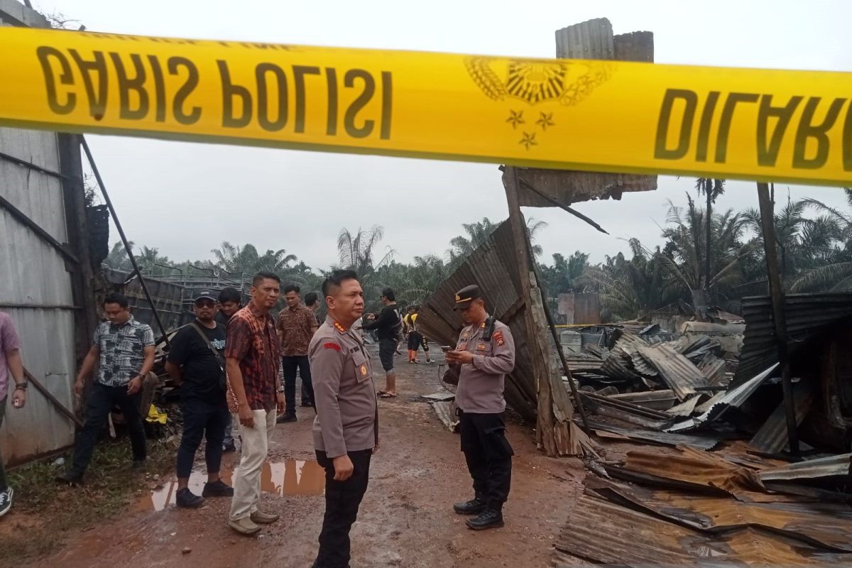Gudang  minyak solar diduga ilegal di Jambi terbakar