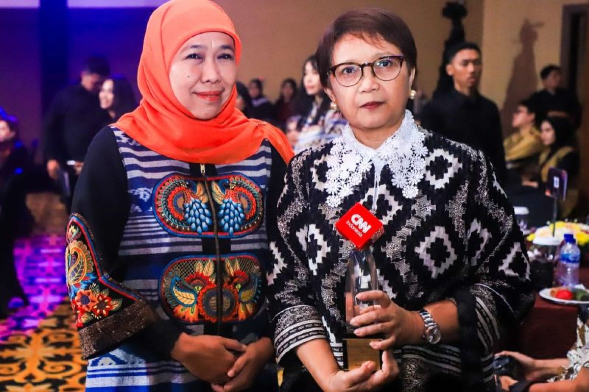 Khofifah terima penghargaan Leading Women Awards