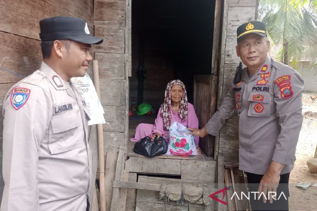 Jumat berkah, Kasat Binmas Polres Palas beri bantuan sembako kepada ibu - ibu jompo